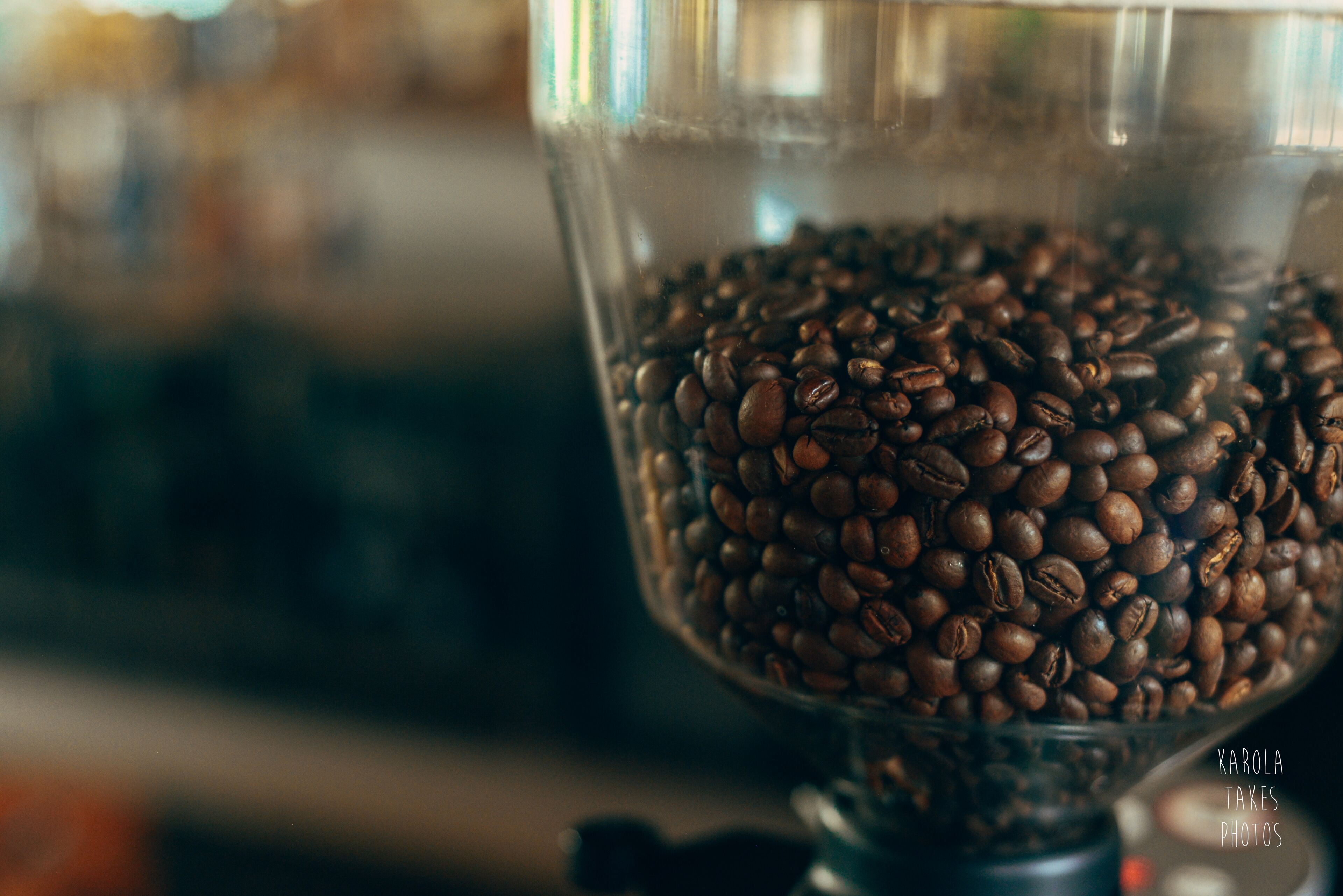 Ein Glasgefäß, gefüllt mit Kaffeebohnen.