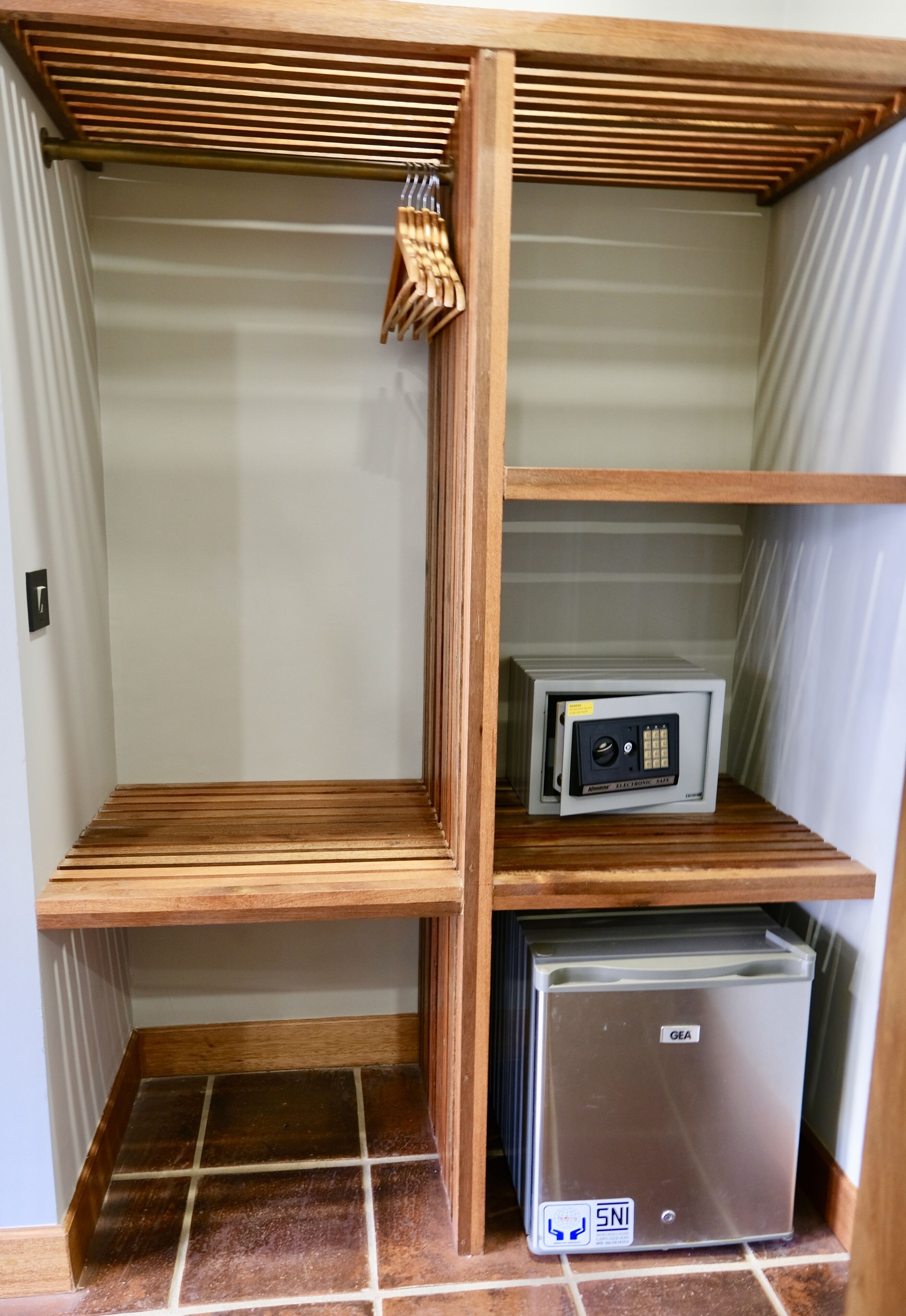 deluxe poolside room | wardrobe