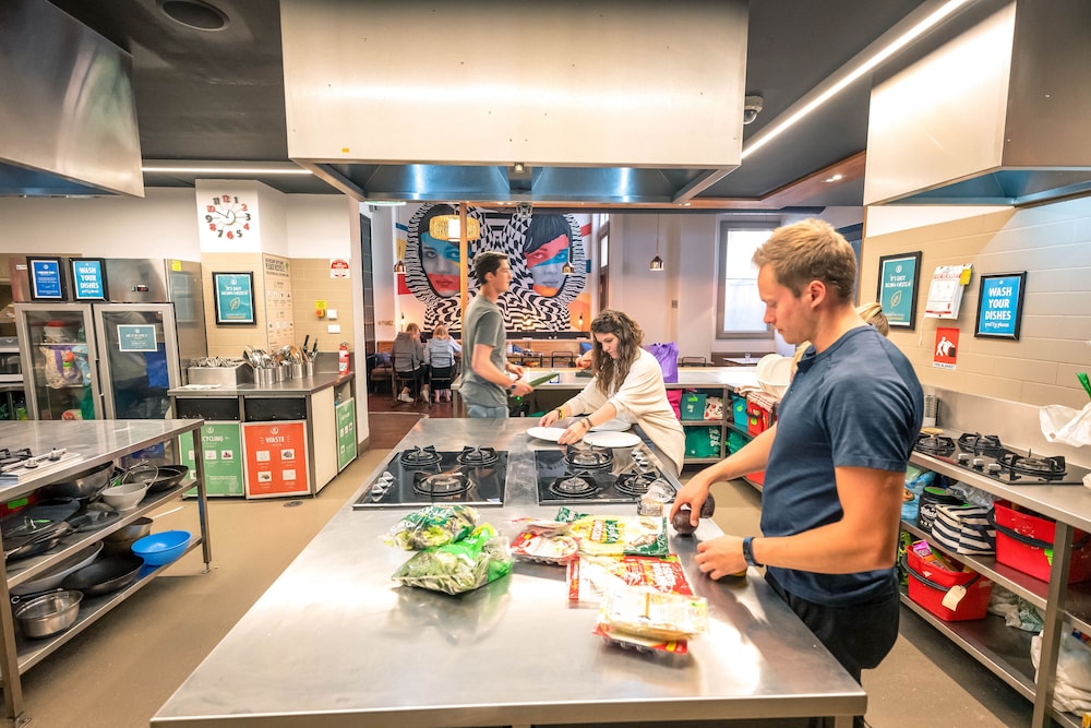 YHA Melbourne Central by null