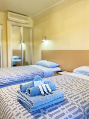 Habitación estándar, 2 camas individuales, para no fumadores | Caja de seguridad en la habitación y escritorio