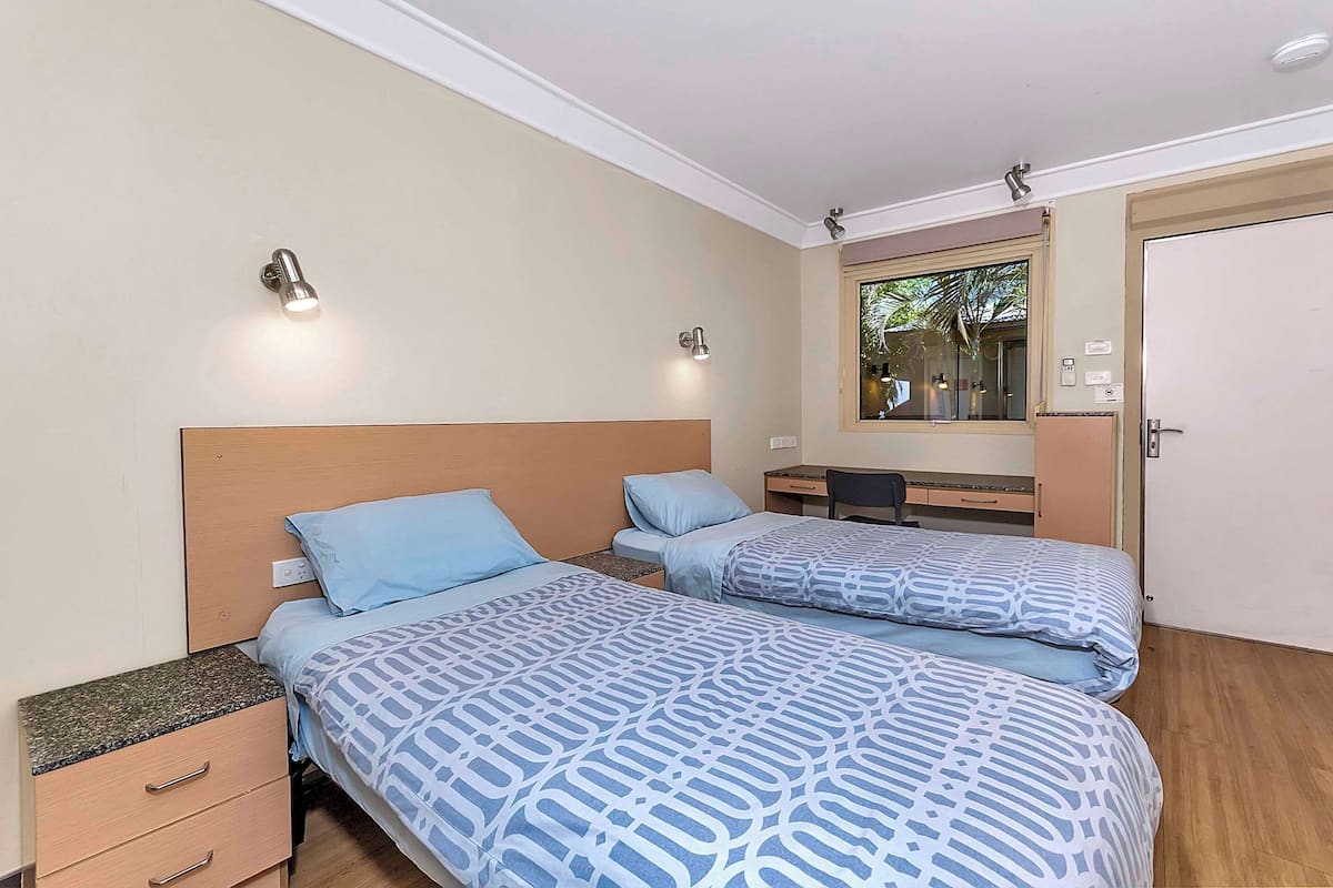 Habitación estándar, 2 camas individuales, no fumadores | Caja fuerte, escritorio, tabla de planchar con plancha y wifi gratis