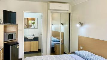 Kamar Standar, 1 Tempat Tidur Queen, Bebas Asap Rokok | Brankas, meja kerja, setrika/meja setrika, dan Wi-Fi gratis