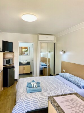 Standard Room, 1 Queen Bed, Non Smoking | In-room safe, desk, iron/ironing board, free WiFi - Econo Lodge Karratha (Millars Well)