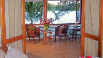 Chalet (Lagoon Lodge) | Minibar, escritorio, tabla de planchar con plancha y cunas gratuitas