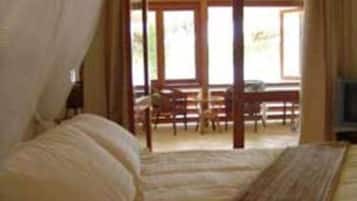Chalet (Lagoon Lodge) | Een minibar, een bureau, een strijkplank/strijkijzer, gratis babybedden