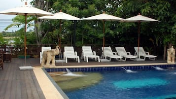 Outdoor pool, free cabanas, sun loungers