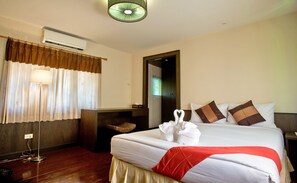 Cottage Double Bed | Frigobar, cofres nos quartos, cortinas blackout, Wi-Fi de cortesia