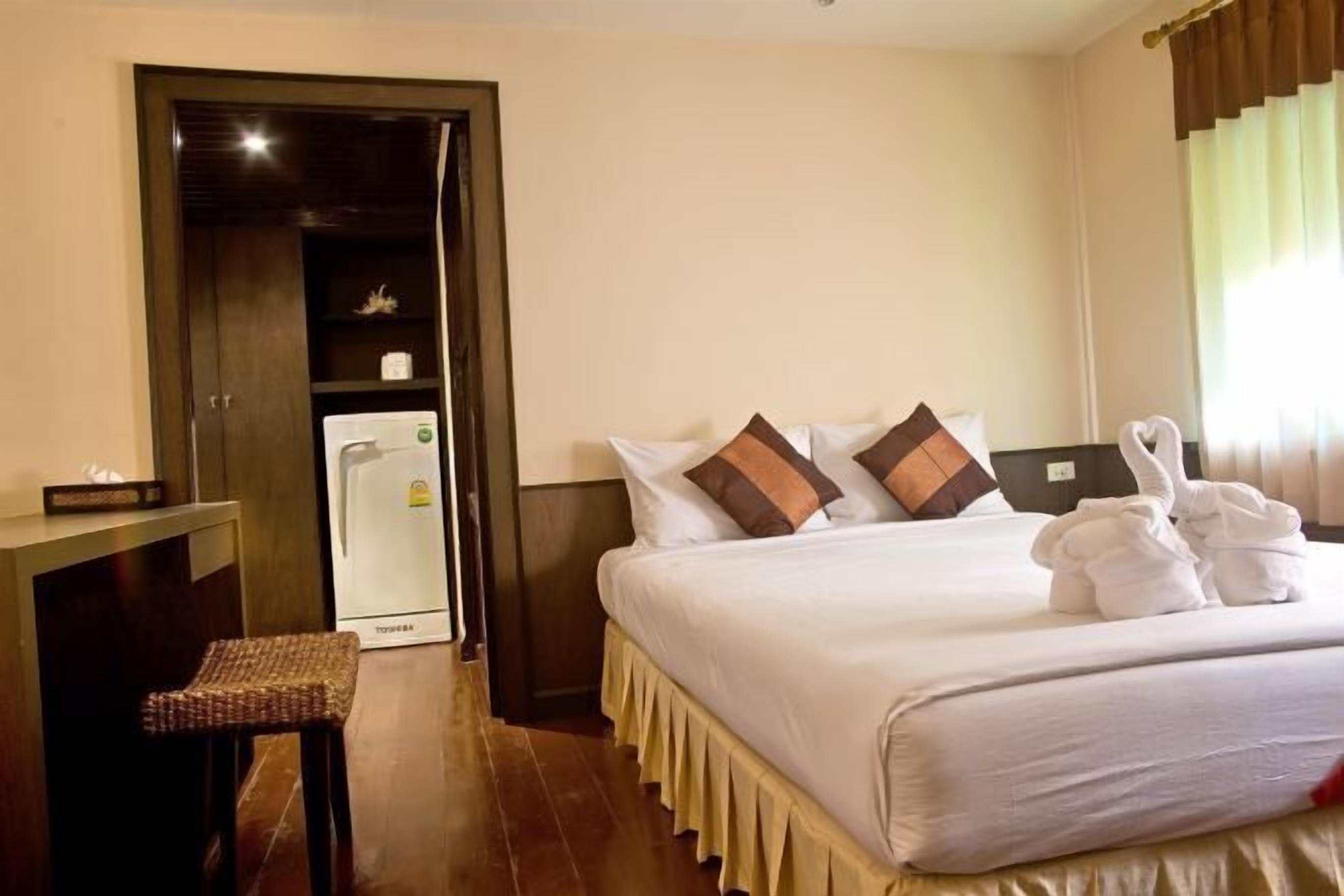Minibar, brankas, tirai kedap cahaya, dan Wi-Fi gratis
