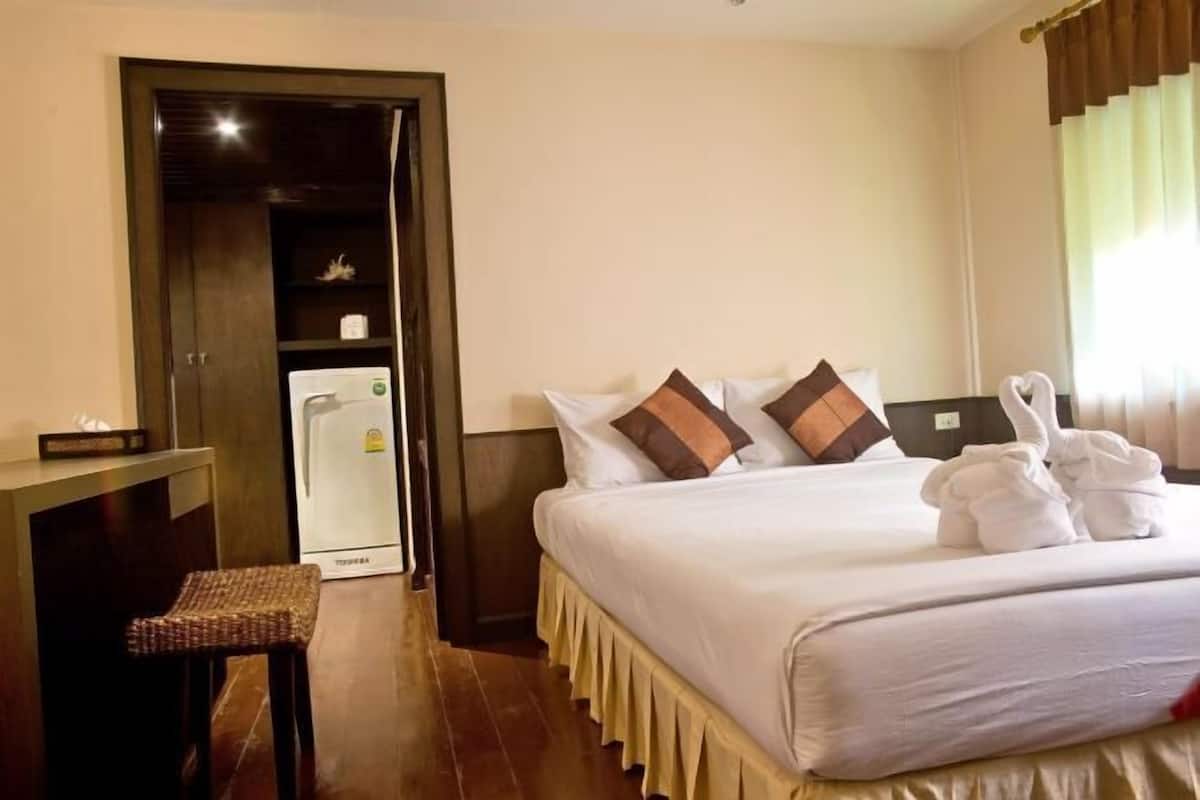 Minibar, in-room safe, blackout drapes, WiFi (free)