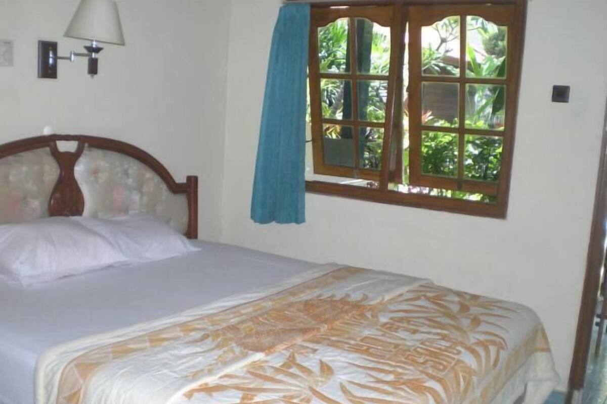 Desk, rollaway beds, free WiFi