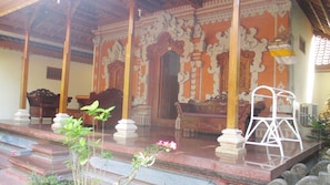 Deluxe Room, Bathtub | Terrace/patio - Adus Beach Inn (Legian)