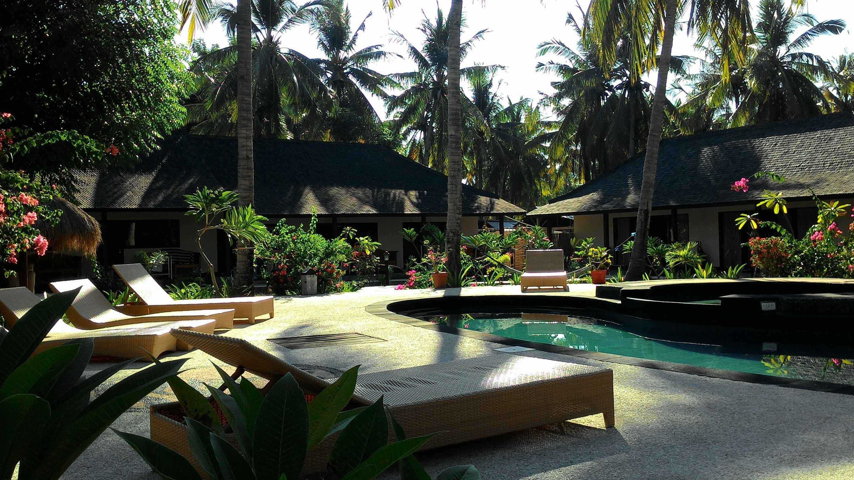 2 outdoor pools, pool loungers