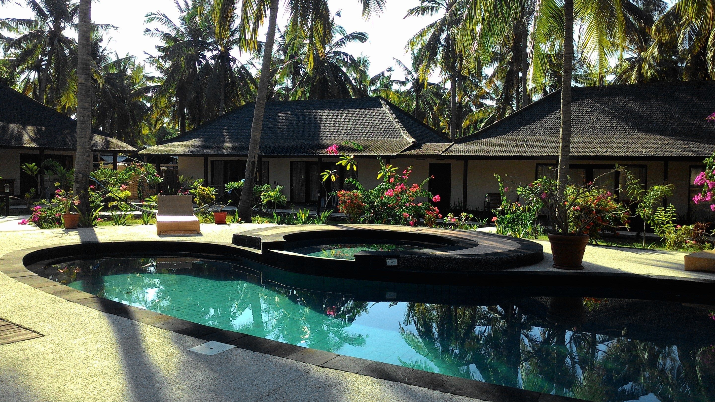 2 outdoor pools, pool loungers