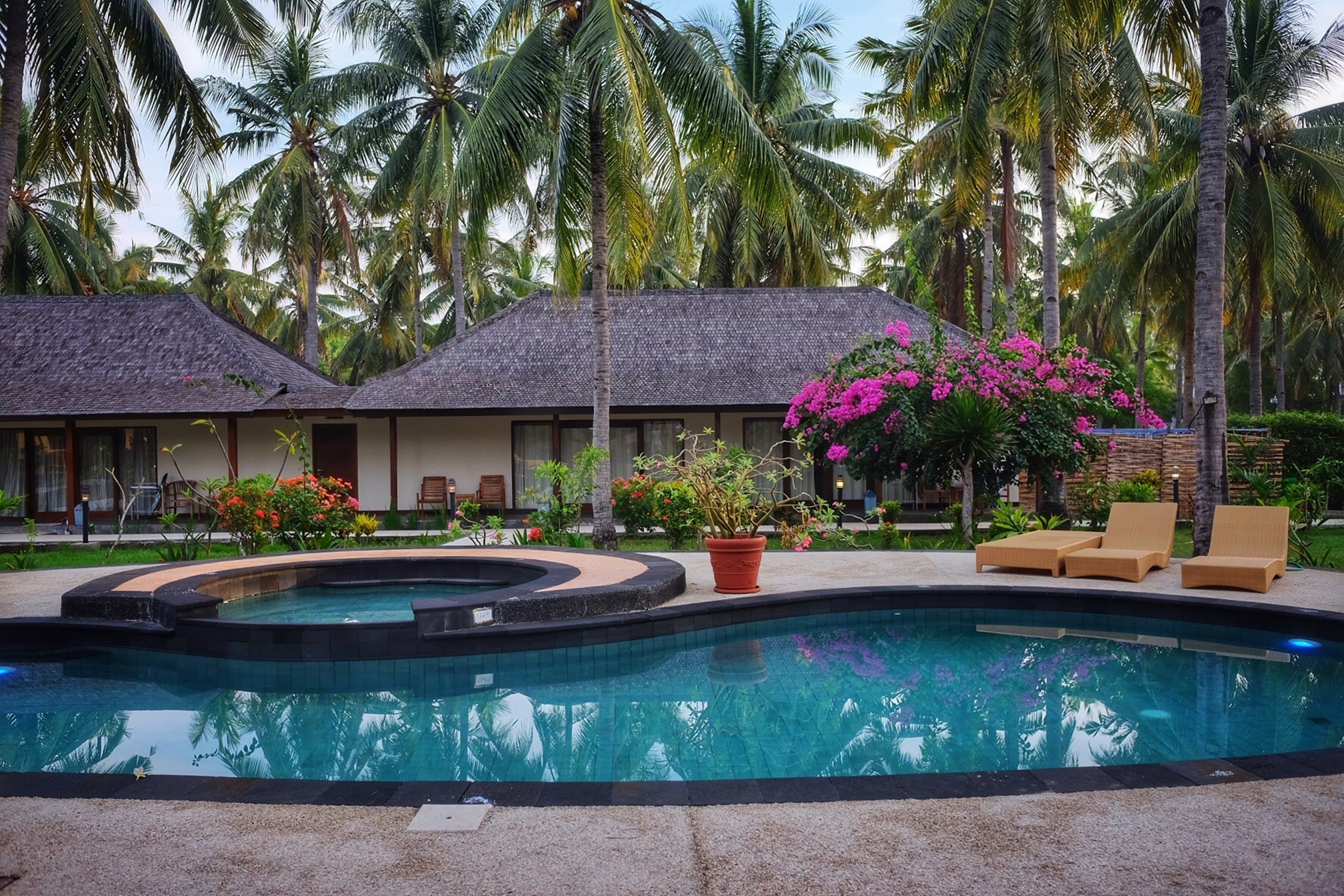 2 outdoor pools, pool loungers