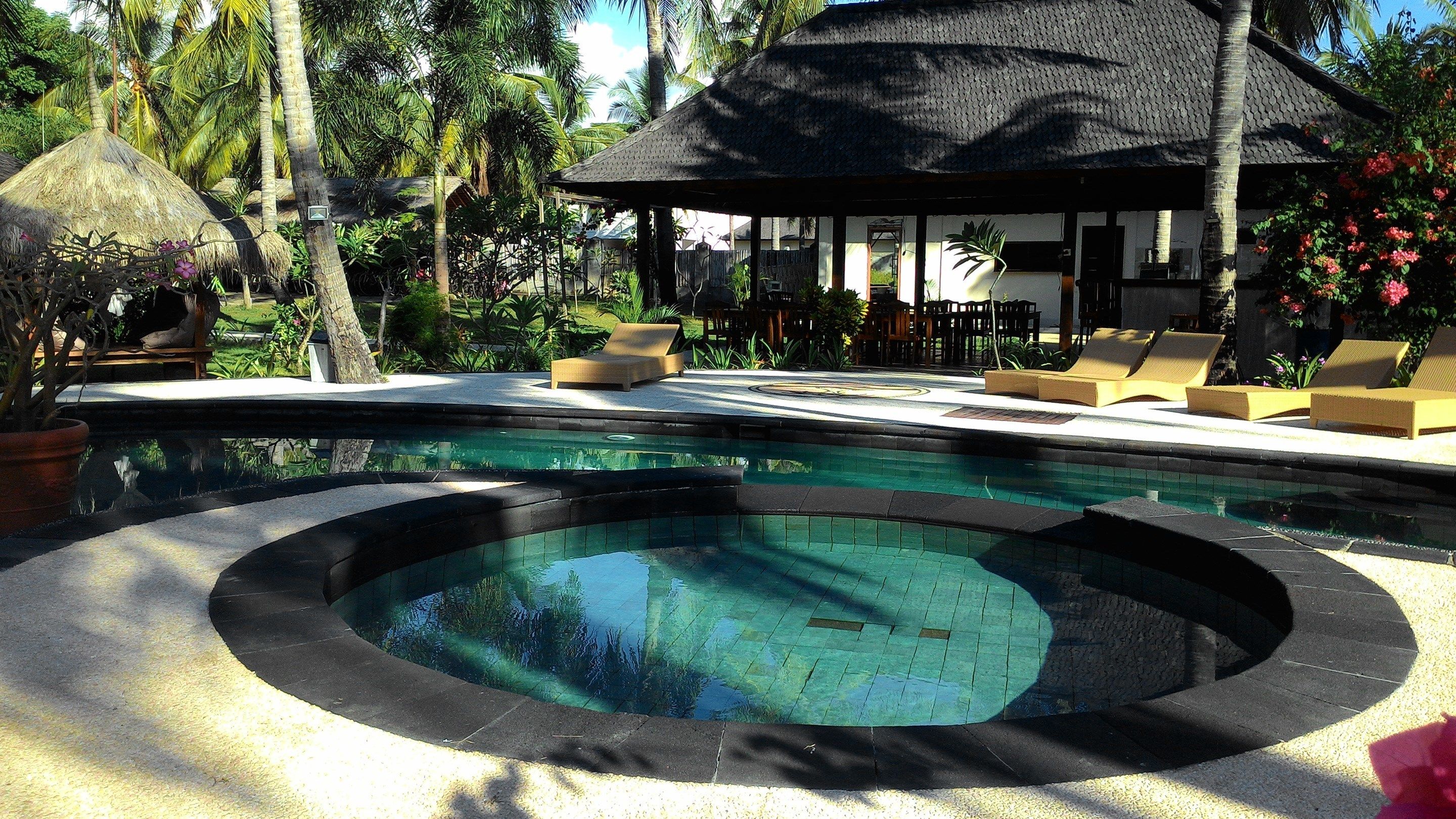 2 outdoor pools, pool loungers