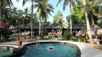 2 kolam renang terbuka, kerusi lepak pantai