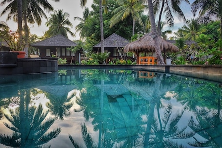 2 outdoor pools, sun loungers