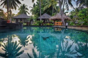 2 piscinas al aire libre, sillones reclinables de piscina