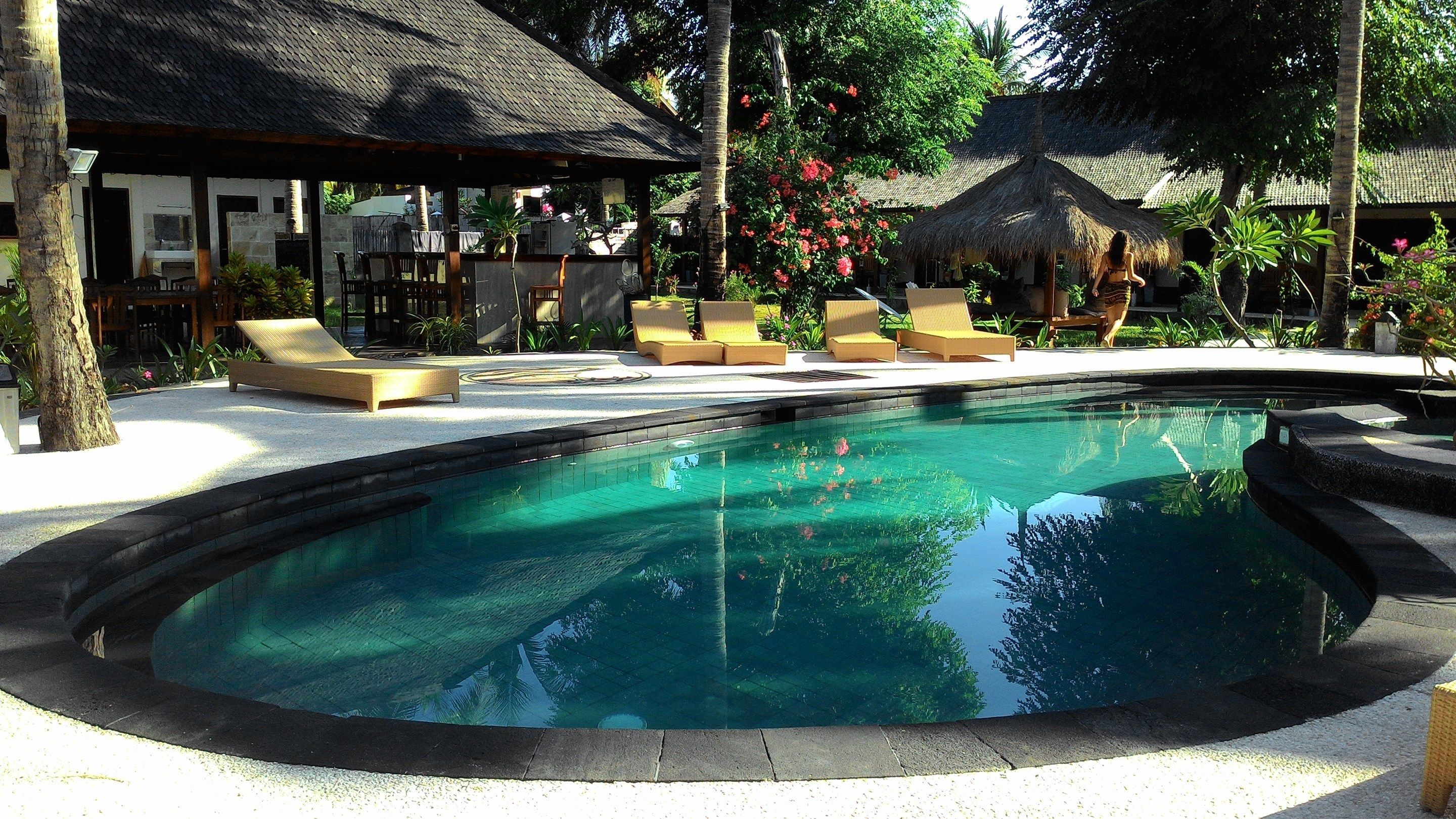 2 outdoor pools, pool loungers