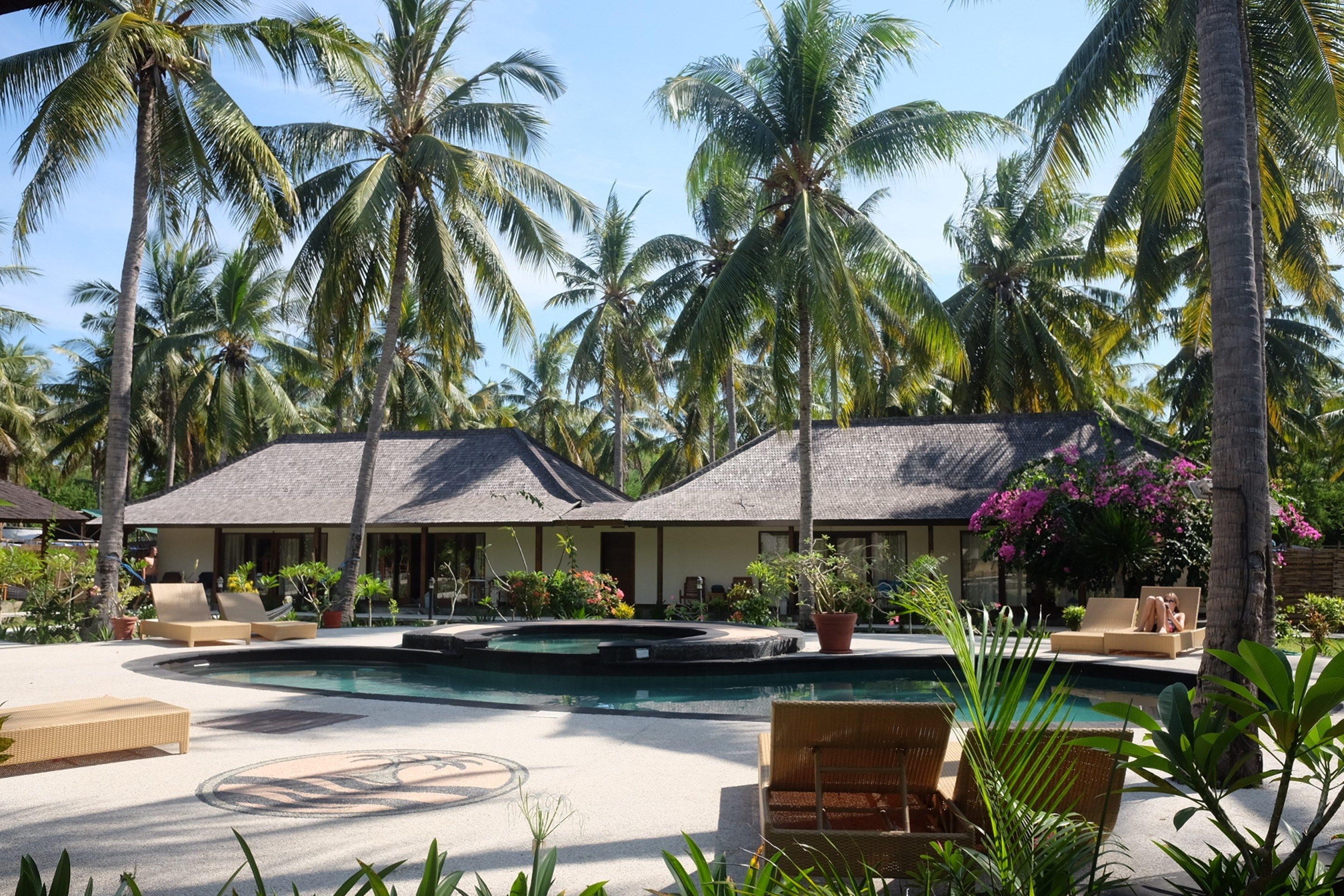 2 outdoor pools, pool loungers