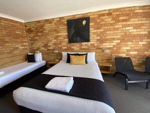 Twin kamer, Meerdere bedden | Een kluis op de kamer, een bureau, een strijkplank/strijkijzer