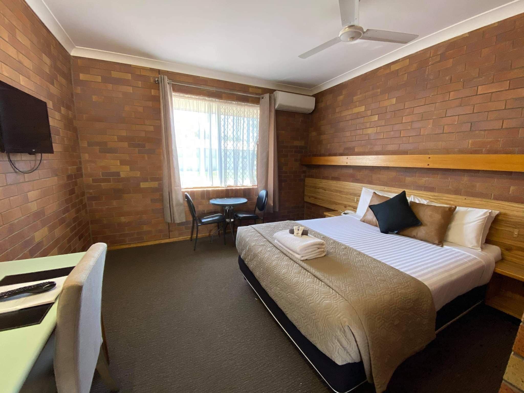 Kamar Double Standar, 1 Tempat Tidur Queen | Brankas, meja kerja, setrika/meja setrika, dan Wi-Fi gratis