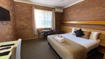 Kamar Double Standar, 1 Tempat Tidur Queen | Brankas, meja kerja, setrika/meja setrika, dan Wi-Fi gratis