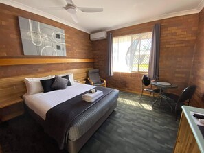 In-room safe, desk, iron/ironing board, free WiFi - Merino Motor Inn (St. George)