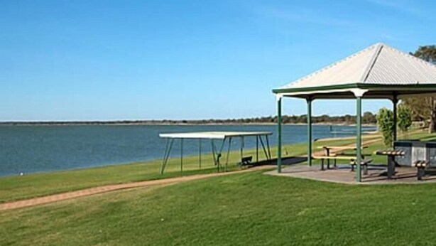 A gazebo with a metal roof and a picnic table, situated by a body of water. - Barmera Lake Resort Motel (Barmera)