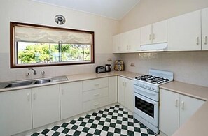 Microwave, coffee/tea maker - Barmera Lake Resort Motel (Barmera)