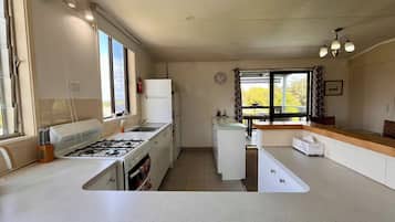 Appartement, 2 chambres, balcon, vue océan (Car included) | Cuisine privée | Grand réfrigérateur, micro-ondes, four, plaque de cuisson