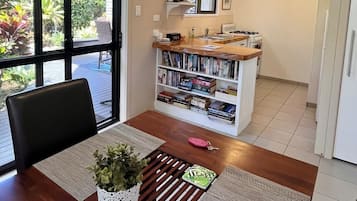 Superior appartement, 1 slaapkamer, keuken, uitzicht op tuin (Car Included) | Dineren in de kamer