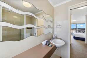 3 Bedroom Ocean View  | Banheiro | Chuveiro, secador de cabelo, toalhas de banho 