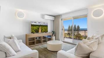 3 Bedroom Ocean View | Living area | 30-inch TV with cable channels