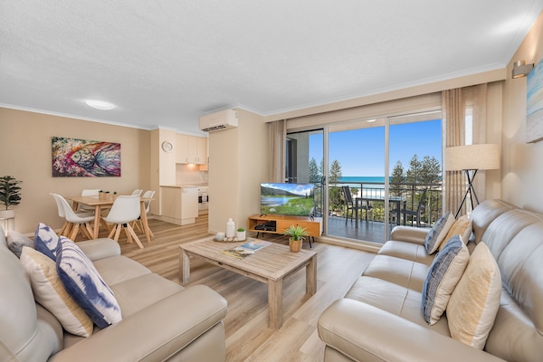 2 Bedroom Ocean View | Living area