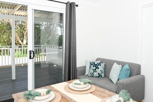 Standard-svíta - 2 svefnherbergi - reyklaust - eldhús | Stofa | Flatskjársjónvarp, DVD-spilari