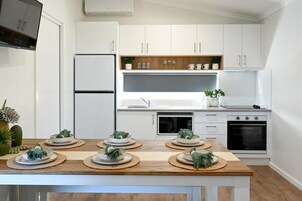 Standard-svíta - 2 svefnherbergi - reyklaust - eldhús | Einkaeldhús | Ísskápur, örbylgjuofn, eldavélarhellur, kaffivél/teketill