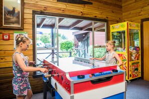 Children’s play area – indoor - Te Anau Top 10 Holiday Park (Te Anau)