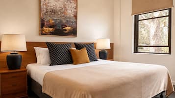 Standard Room (King Suite) | Iron/ironing board, WiFi (free), bed sheets