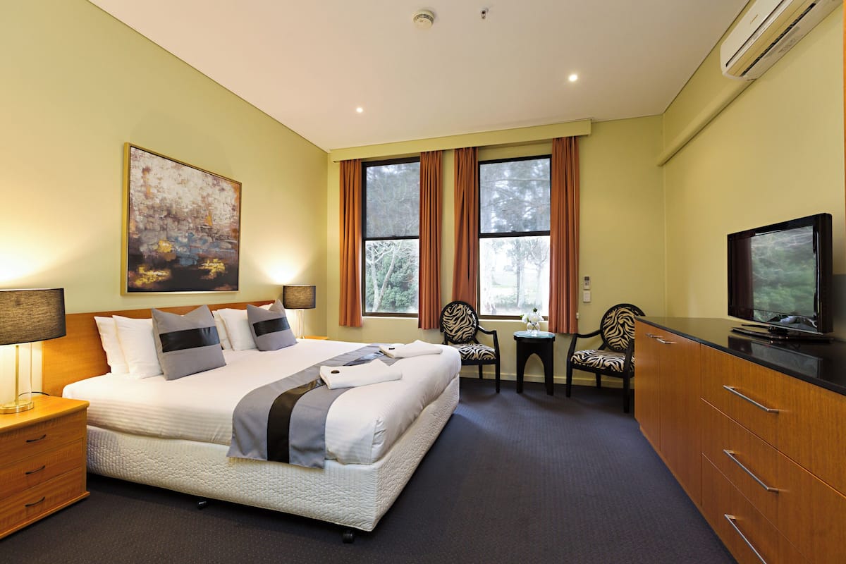 Standard Room (King Suite) | Iron/ironing board, cots/infant beds, free WiFi, bed sheets