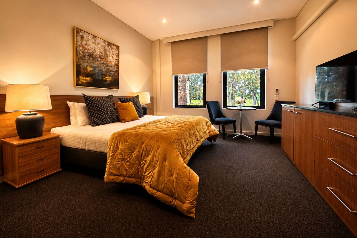 Standard Room (King Suite) | Iron/ironing board, WiFi (free), bed sheets