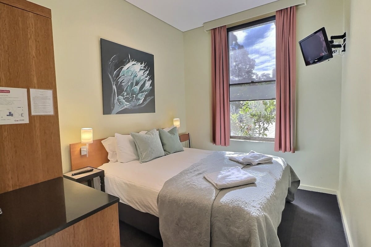 Habitació estàndard, no fumadors (Double Room) | Planxa i posts de planxar, bressols, wifi gratuïta i roba de llit