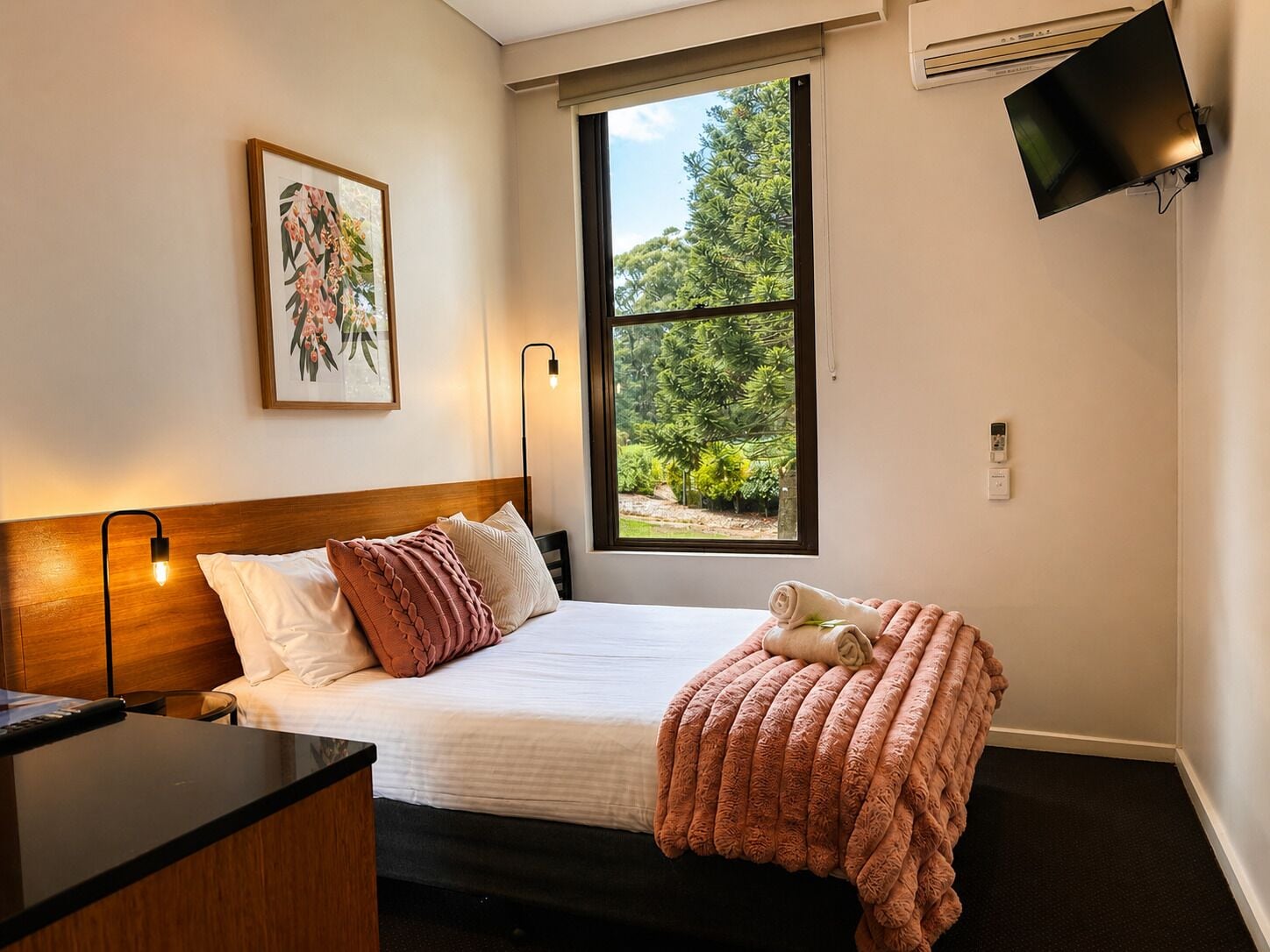 Habitación estándar, no fumadores (Double Room) | Tabla de planchar con plancha, wifi gratis, ropa de cama