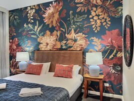 Tabla de planchar con plancha, wifi gratis y ropa de cama 