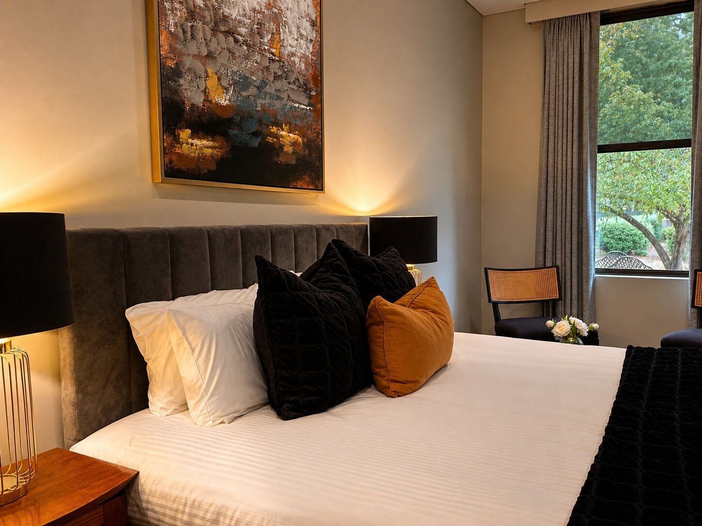 Habitación Deluxe, balcón (Deluxe King Suite) | Tabla de planchar con plancha, wifi gratis, ropa de cama