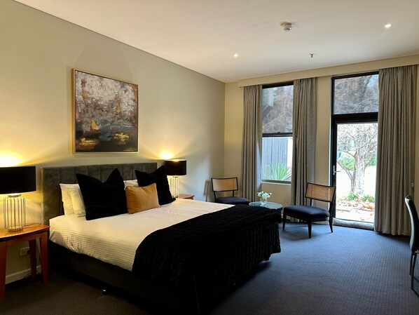 Deluxe Room, Balcony (Deluxe King Suite) | Iron/ironing board, free WiFi, bed sheets - The Grand Oaks Resort (Beechworth)