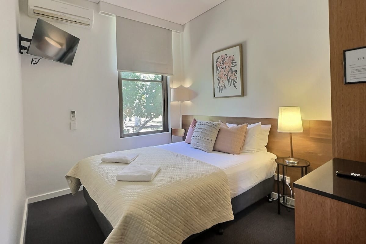 Standard Room, Non Smoking (Double Room) | Iron/ironing board, free WiFi, bed sheets
