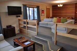 Standardlejlighed - flere soveværelser - køkken | Opholdsområde | Fladskærms-tv, pejs, dvd-afspiller, iPod-dockingstation