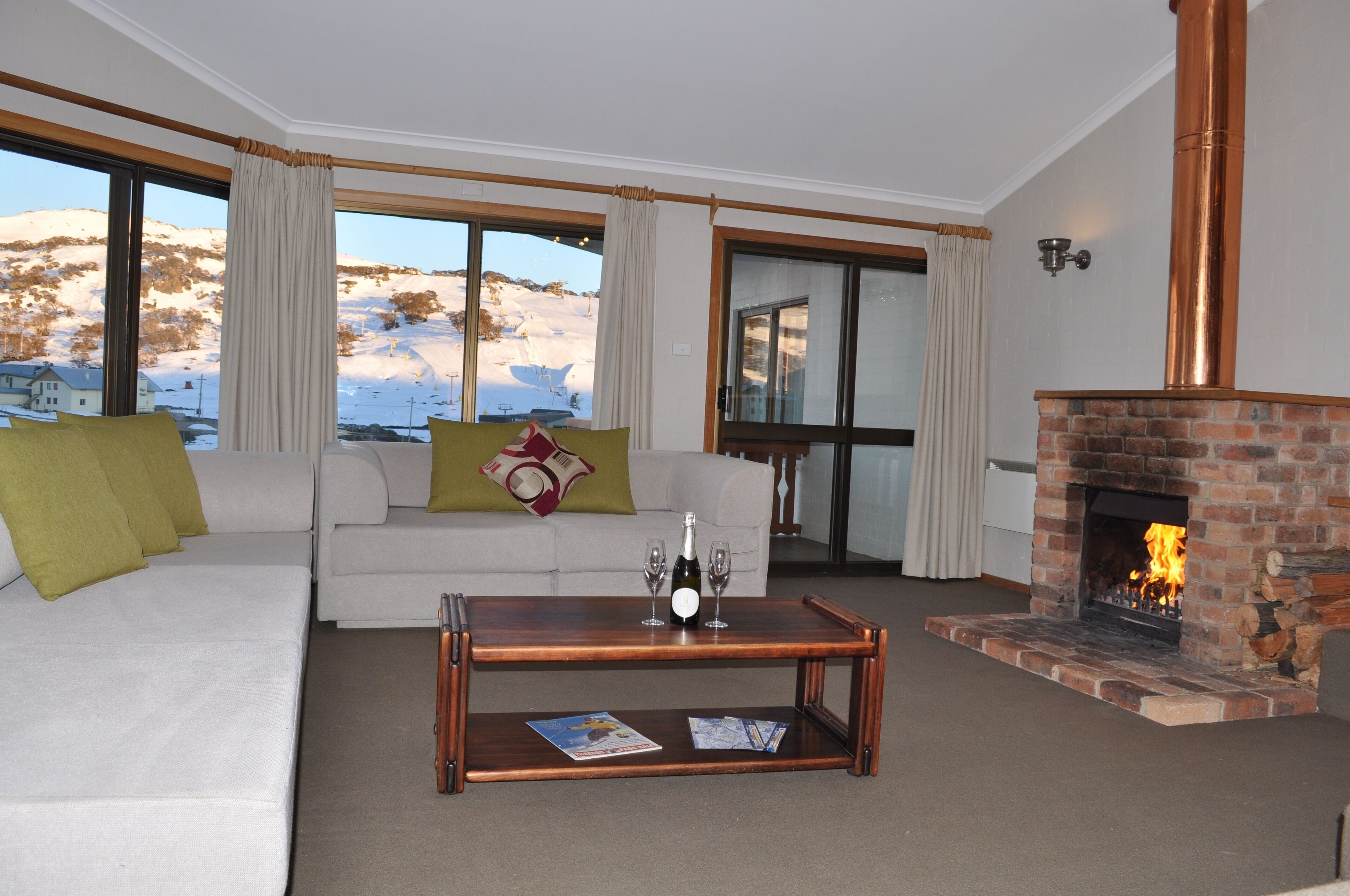 TV de tela plana, lareira, DVD player, dock para iPod