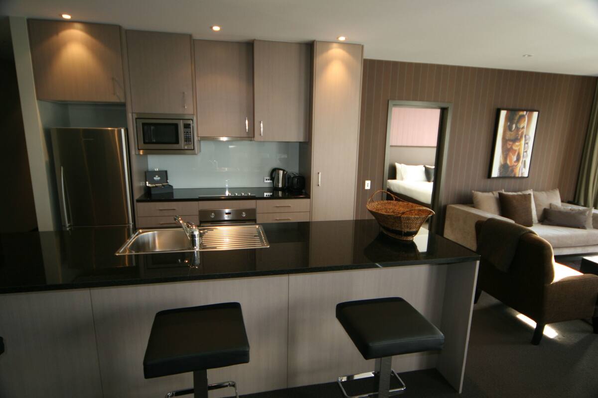 full-sized fridge, microwave, oven, stovetop